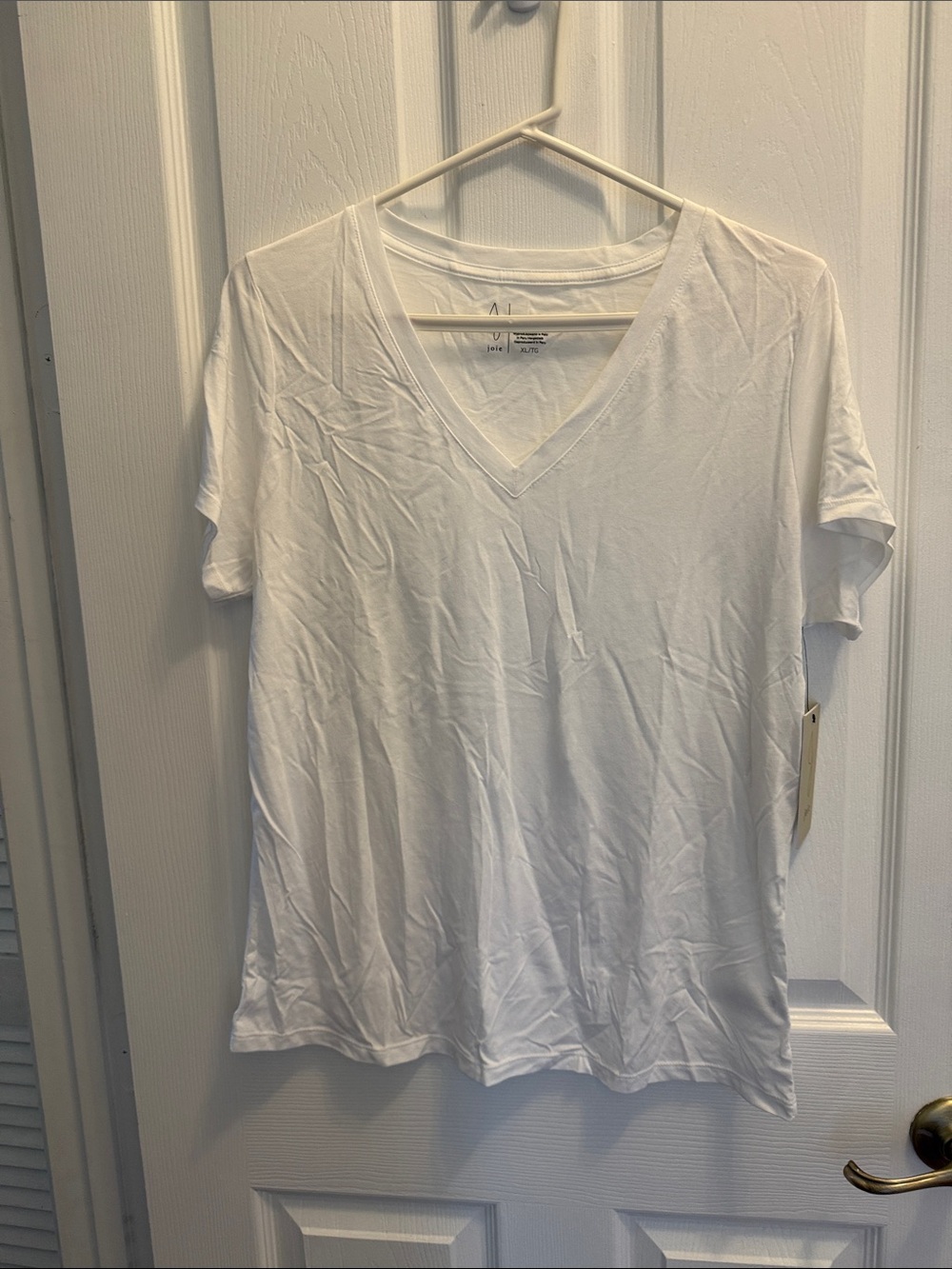 Jolie White V-Neck Short Sleeve Tee